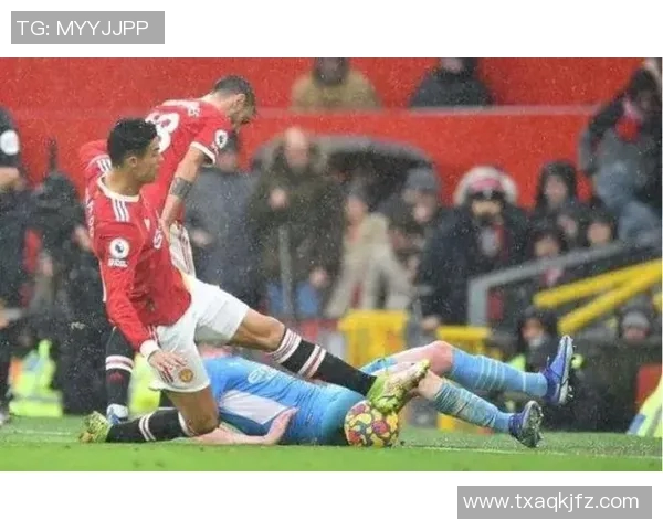 镜头捕捉:曼城赛场小动作引发热议 镜头捕捉:曼城赛场小动作引发热议